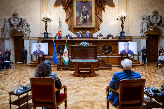 Lisbonne, 19 mai 2026. Rami Abou Jamous recevant, en visio, le Prix Nord-Sud du Conseil de l’Europe. L’organisation n’ayant pu garantir à Rami son retour à Gaza après la cérémonie, c’est Sarra Grira, rédactrice en chef d’Orient XXI, qui l’a représenté à Lisbonne.