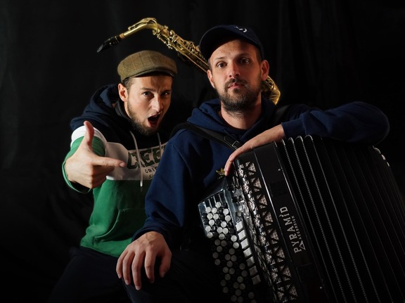 Peut être une image de 1 personne, barbe, harpe, accordéon et saxophone