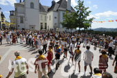 En place pour la danse, au pied du Parlement de Navarre.
